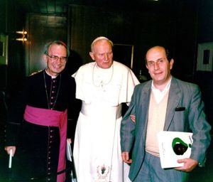 Da sinistra: il vescovo gesuita brasiliano dom Luciano Mendes de Almeida, papa Giovanni Paolo II, Ernesto Olivero del Sermig. 
