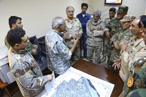 Il generale Haftar (quarto da sinistra, con le mostrine rosse) in riunione con i suoi ufficiali (Reuters).
