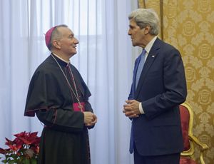 Il segretario di Stato vaticano, cardinale Parolin, con il segretario di Stato Usa John Kerry (Reuters).