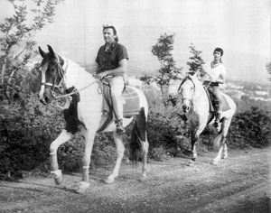 Mogol e Battisti durante il viaggio a cavallo da Milano a Roma nel 1970