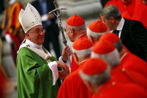 Papa Francesco durante la solenne concelebrazione eucaristica che domenica 5 ottobre 2014 ha aperto il Sinodo straordinario dei vescovi sulla famiglia. Foto Reuters. 
