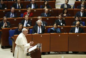 Papa Francesco parla all'Europa dal'emiciclo di Strasburgo (Reuters).
