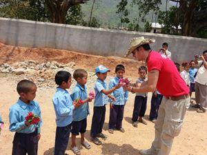Stefano racconta il suo incontro con i 4 bambini che sostiene in Nepal