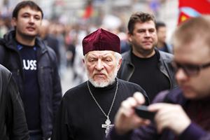 Una delle più recenti immagini di padre Gleb Yakunin, durante una manifestazione per i diritti civili a Mosca.