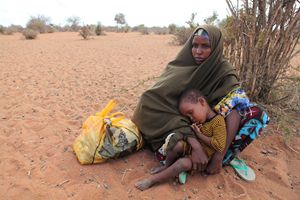 Una rifugiata somala con il suo bambino a Linoi, in Kenya