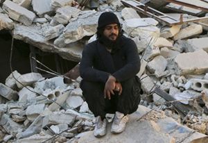 Un siriano tra le macerie della sua casa ad Aleppo (Reuters).