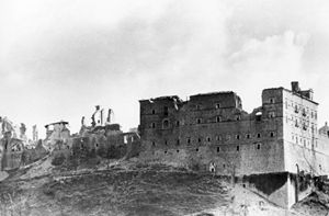 Oltre 1.200 tonnellate di bombe, ma i muri perimetrali dell'abbazia hanno resistito.