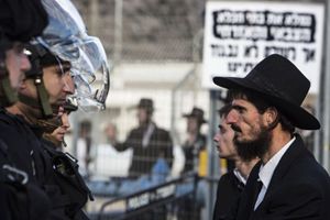 Giovani ebrei ultraortodossi sfidano la polizia durante una manifestazione contro la legge sulla leva militare.