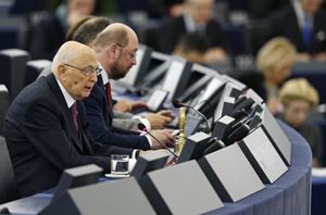 Il presidente Napolitano accanto a Martin Schultz, presidente dell'Europarlamento (Reuters).
