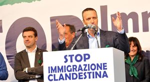 Flavio Tosi durante la manifestazione della Lega Nord contro l'immigrazione clandestina, Torino, 12 ottobre 2013