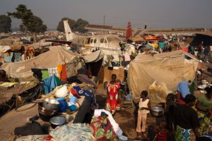 L'immensa tendopoli sorta attorno l'aeroporto di Bangui. Oltre 100 mila persone vivono qui in condizione disperate