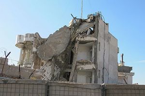 La sede del Prt (Provincial Reconstruction Team) dopo l'esplosione del 30 maggio 2011. In copertina: un'operazione congiunta dei militari afghani e italiani (foto di Romina Gobbo).