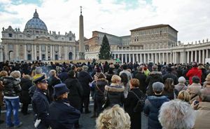 Fedeli in piazza San Pietro in attesa dell'Angelus del Papa (Ansa).