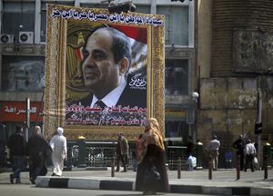 I ritratti del generale Al-Sisi nelle strade del Cairo (Reuters).