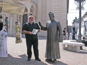 Don Evandro Gherardi e la statua di don Camillo.