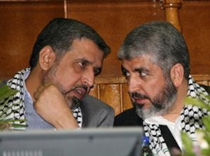 Ramadan Abdullah Shalal (a sinistra) con Khaled Meshaal.