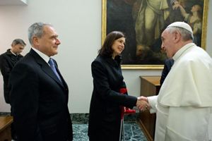 Papa Francesco saluta il presidente della Camera Laura Boldrini e il presidente del Senato  Piero Grasso. Sulla sfondo il sottosegretario alla presidenza del Governo Renzi, Graziano Delrio. Foto Ansa. 