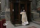Papa Francesco si confessa nella basilica di San Pietro