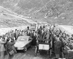 Cineoperatori, fotografi, politici, curiosi. E due ragazze con le bandiere italiana e svizzera. Si inaugura la galleria del Gran San Bernardo.