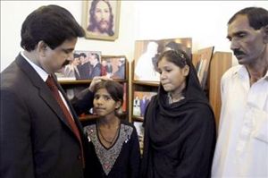 Il cattolico Shahbaz Bhatti, quand'era ministro per le minoranze religiose del Pakistan, mentre riceve figli e marito di Asia Bibi. Bhatti venne ucciso da fondamentalisti islamici nel marzo 2011.