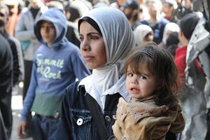 Palestinesi di Yarmouk in coda per il cibo (Reuters).