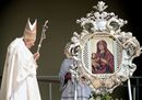 Giovanni Paolo II incorona l'immagine della Madonna di Kreszow, nel 1997