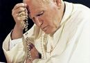 Karol Wojtyla mentre recita il Rosario