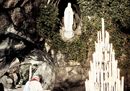 Karol Wojtyla in preghiera a Lourdes