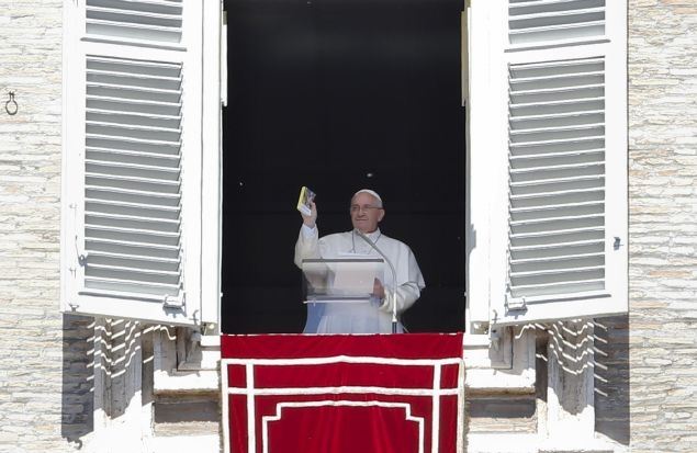 Domenica all'Angelus il Papa regala ai fedeli il Vangelo tascabile