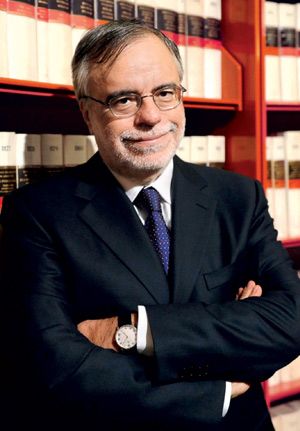 Andrea Riccardi insegna Storia contemporanea presso la Terza Università di Roma ed è autore di diversi libri sulla Chiesa e i Papi. L’ultimo s’intitola “La santità di papa Wojtyla” (San Paolo).