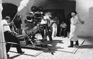 Una foto scattata da Tazio Secchiaroli sul set di 8½: Fellini, a sinistra, detta a Marcello Mastroianni gesti e parole.