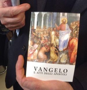Domenica all'Angelus il Papa regala ai fedeli il Vangelo tascabile