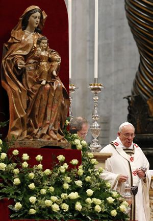 Roma, 17 aprile 2014. Papa Francesco durante la Messa crismale del Giovedì Santo. Foto Reuters. 