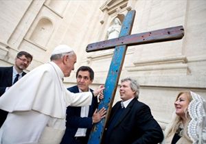 Domenica all'Angelus il Papa regala ai fedeli il Vangelo tascabile