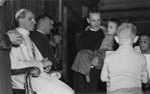 Papa Pio XII con don Gnocchi e i suoi mutilatini, 1948.