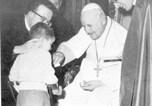 Papa Giovanni XXIII con ospiti della Fondazione (1963).