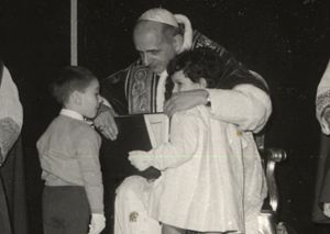 Papa Paolo VI, grande amico di don Carlo Gnocchi, abbraccia due mutilatini.