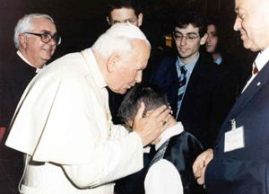 accoglie in Vaticano la Fondazione. E' il 24 maggio 1997.