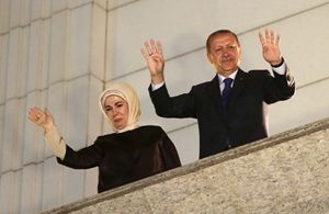 Il premier turco Erdogan festeggia la vittoria elettorale con la moglie Emine (Reuters).