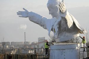 Un monumento a papa Wojtyla in Polonia (Reuters).
