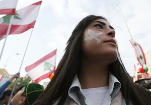Una ragazza libanese (Reuters).