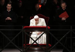 Papa Francesco durante la celebrazione della Via Crucis (Reuters).