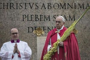 Roma, 13 aprile 2014. Papa Francesco presiede la celebrazione della Domenica delle Palme in Piazza San Pietro. Foto Ansa (la foto di coperrtina. invece, è dell'agenzia Reuters). 