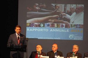 Un momento della presentazione del Rapporto del Centro Astalli, durante l'intervento del sindaco di Roma Ignazio Marino.