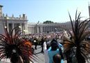 L'abbraccio degli indigeni a papa Francesco