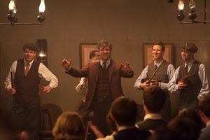 Una scena di "Jimmy's Hall". In alto: Juliette Binoche.