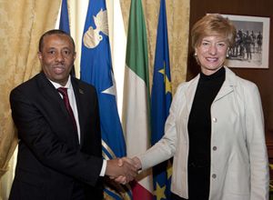 La ministra della Difesa Roberta Pinotti all'incontro con Al Thinni, nel marzo scorso. In copertina: prigionieri eritrei in una prigione libica. Uno di loro viene soccorso perché si sente male per il caldo soffocante. La foto è stata scattata con un cellulare da uno dei detenuti.