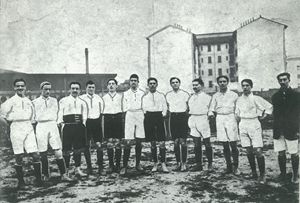 La prima Nazionale di calcio italiana, nel 1910, a Milano dopo un allenamento in vista dell'esordio contro la Francia.