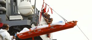 Il recupero del corpo di un migrante morto in mare nel 2013 (Reuters).