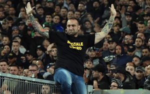 Roma: allo stadio, il capo tifoso con la maglietta che inneggia all'assassino dell'ispettore Raciti (Ansa).